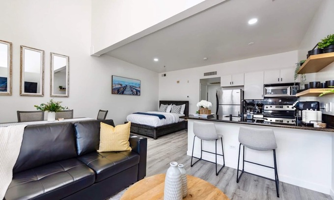 Pacific Terrace Apartment | Urban Oasis - Prime Location - Modern Comforts- and Steps Away to San Diego Bay