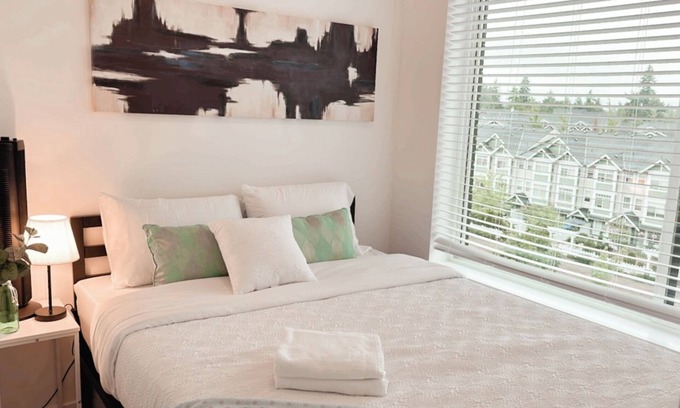 Fleetwood Apartment | Urban Retreat MOUNTAIN VIEWS .10 min walk to restaurants ,grocery &coffee shops