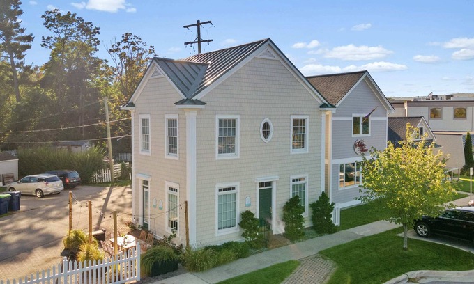 Traverse City House | Urban Stay By The Bay: Downtown Pet-Friendly Home