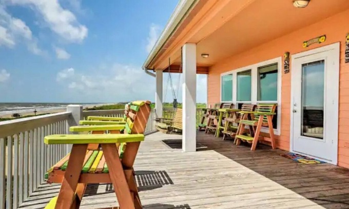 Crystal Beach House | Crystal Beach-Beachfront-Dog Friendly