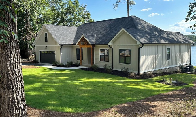 Seven Lakes House | US Open! Beautiful Brand New Home on large Private Lake 11m from Pinehurst #2!