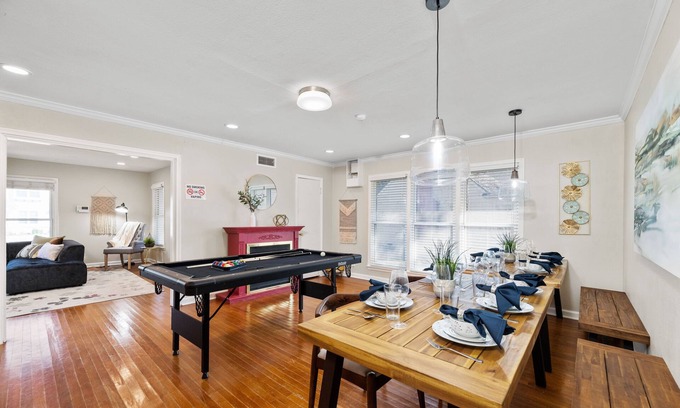 Central Arlington House | USFL! Hot Tub, Pool Table, Fire Pits, King beds, BBQ Fun! 🐾🏡