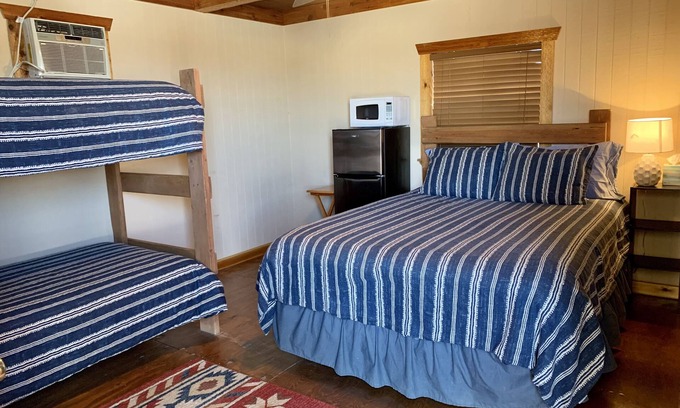Dimmit County Cabin | Uvalde cabin. Comfortable quiet cabin 8 miles outside Carrizo Springs