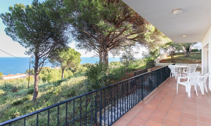 Llanca House | V. FANÉ ESQ - Casa con jardín y vista mar en Llançà acabada de reformar