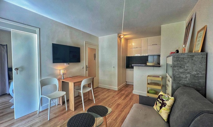 Riou - Petit Juas - Av de Grasse Apartment | V. Park