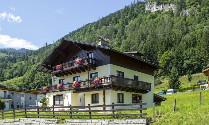 Bruck an der Grossglocknerstrasse House | Vacation home Alpenrose