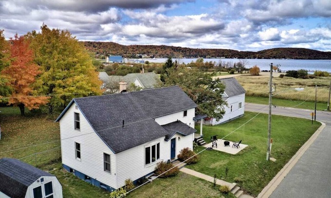 Munising Cottage | Vacation Cottage overlooking Lake Superior!