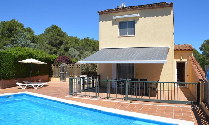 Torroella de Montgri House | Vacation Home "Villa De Ensueño" with Mountain View, Pool & 2 Balconies