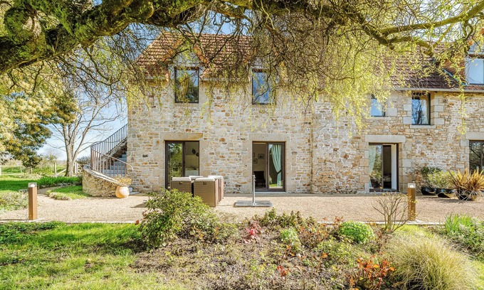 Sartilly-Baie-Bocage House | Vacation Home "Chambre D'hôte La Chapelle" with Terrace, Shared Garden & Wi-Fi