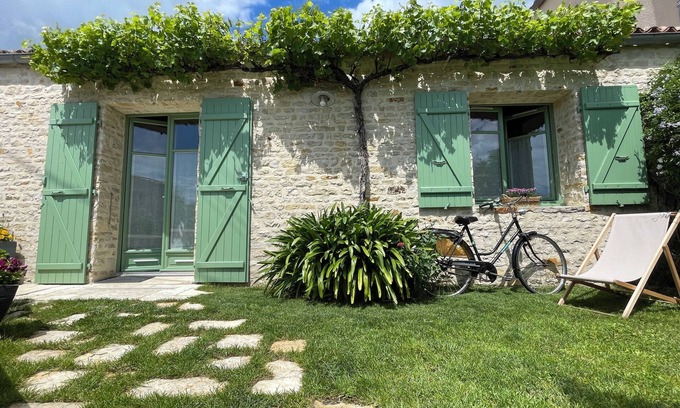 Longeves House | Vacation home/2 bedrooms/La Rochelle 15 min away/Walled garden/WIFI/Holiday vouchers