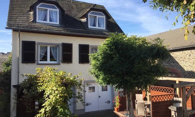 Ulmen House | Vacation home by the lake for 6-10 people, by the lake, historic town center