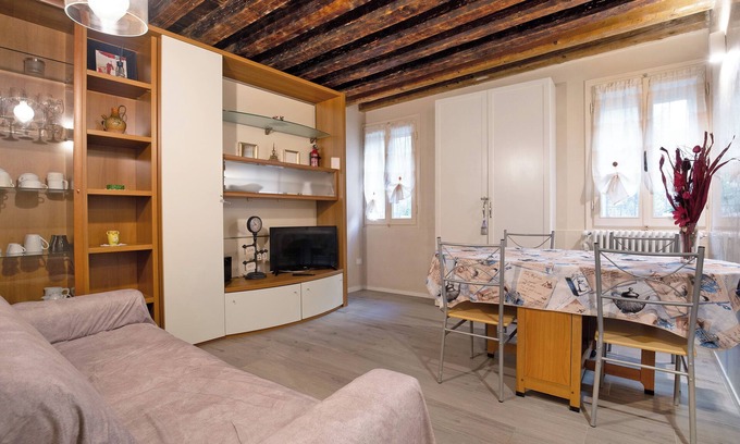 Castello House | Vacation Home "Ca' Lirica" with Wi-Fi & A/C