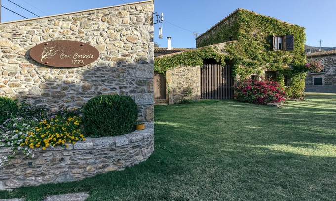 Cantallops House | Vacation Home "Can Cortada" with Mountain View, Private Terrace & Barbecue