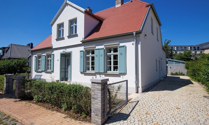 Ostseebad Wustrow House | Vacation home "Kapitänshaus Luv & Lee"