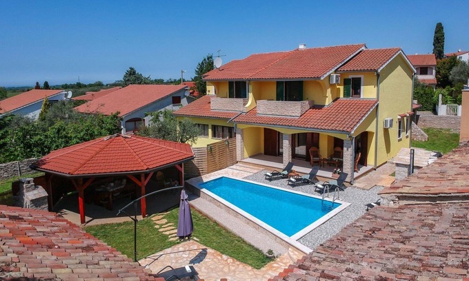 Kastelir-Labinci House | Vacation home for 9 guests with 120m² in Rogovi (84019)