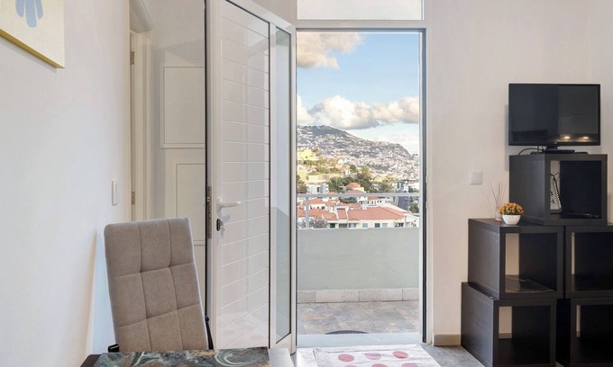 Sao Roque House | Vacation home 'Funchal' with sea view, balcony and Wi-Fi