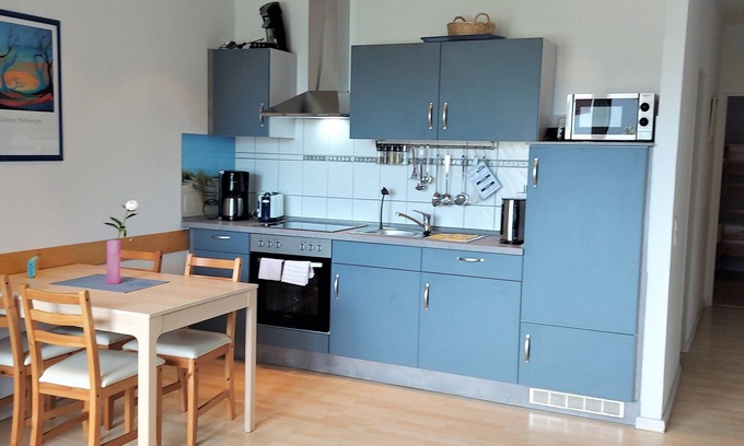 Eckwarden Apartment | Vacation home Herter, WiFi, gr. Garden, play equipment, lounger/play area, barbecue, animals