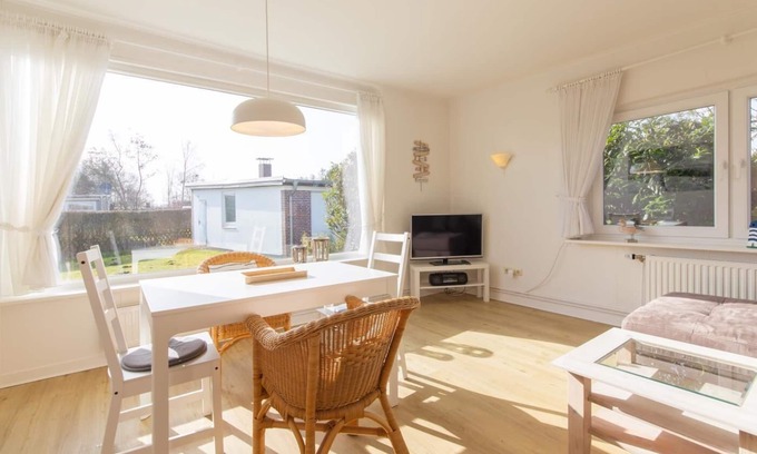 Haffkrug House | Vacation home Kleeblatt 5 - Central, quiet location with garden and terrace