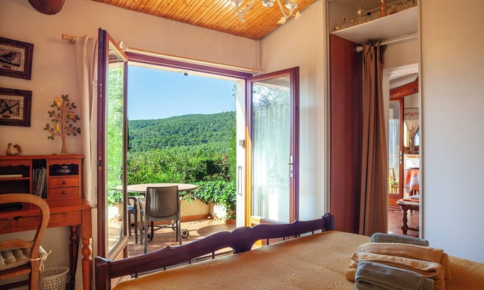Ceyreste House | Vacation Home "Les Oiseaux" with Mountain View, Private Garden & Wi-Fi