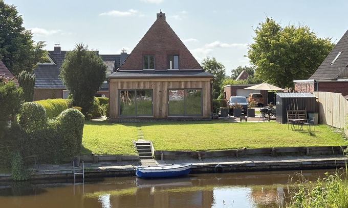 Emden House | Vacation home on the canal on 140sqm for up to 7 people and dogs!
