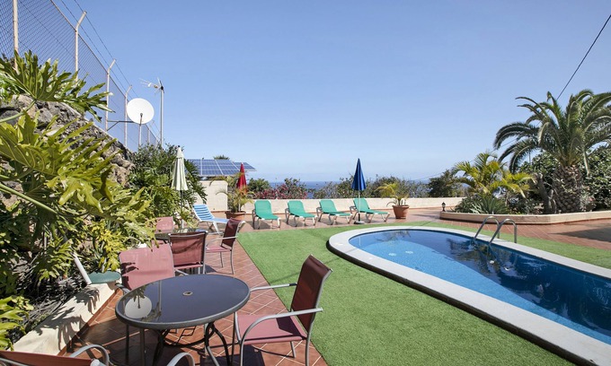Icod de los Vinos Ski Chalet | Vacation Home 'Villa Tazana' with Sea View, Pool & Wi-Fi