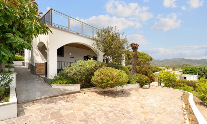 Sarroch House | Vacation Home "Villa Matteo Suite" with Sea View, Shared Pool & Wi-Fi