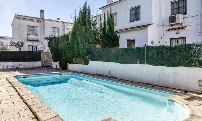 L'Escala House | Vacation Home "Villa La Flor" with Shared Pool & Wi-Fi