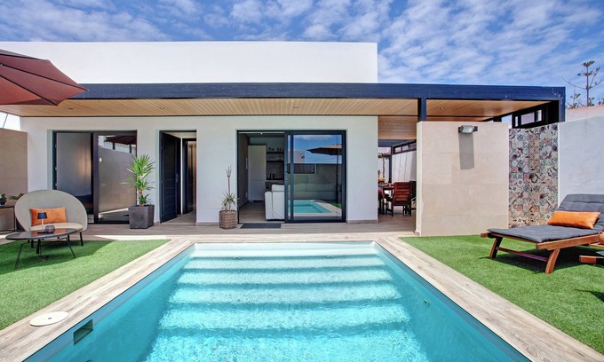 Corralejo House | Vacation Home "Villa Toro" with Private Pool, 2 Private Terraces & Wi-Fi