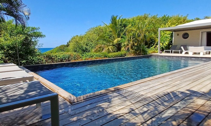 Grande-Terre Villa | Vacation house in front of the sea - access to the sea from the garden gate