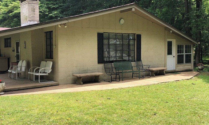 Florence Cottage | Vacation on the Tennessee River in Northwest Alabama. Quaint cottage/level lot.