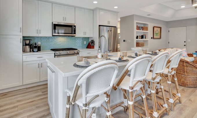 Del Mar House | Vacation Rental!100 yards to the sand! Two blocks to Jake's!