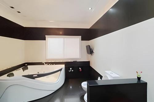 Comuna 11 House | Vaer House: Experiencia con Jacuzzi y Quincho