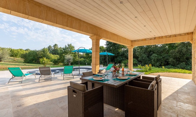 Proissans House | Val Da Pia is a modern Périgord-style villa