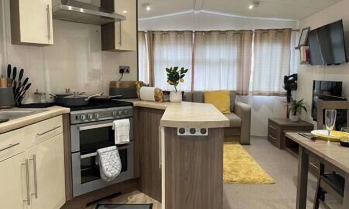 Clacton-on-Sea House | VaLa VistA - Holiday Home On The Beach