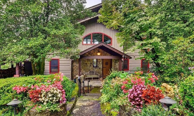 Highlands House | Valentine Manor with 3 states views only 5 minutes to town!