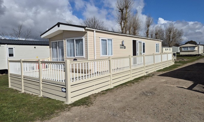 Dymchurch Apartment | Valley side - 3 bedrooms sleeps 8