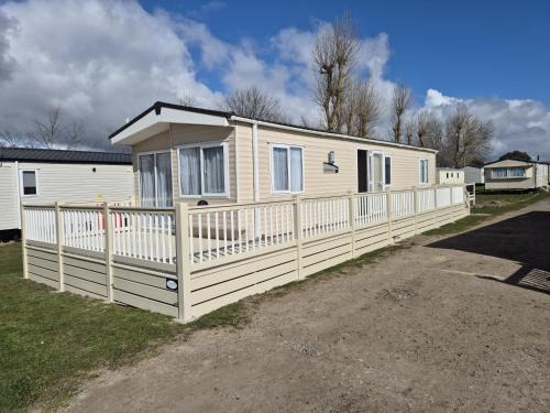 Dymchurch Apartment | Valley side - 3 bedrooms sleeps 8
