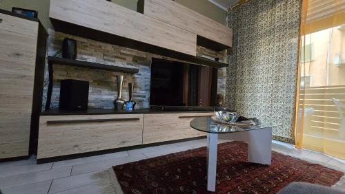 Downtown Apartment | VARESE PRIME - Stylish Apartment, AC, 2 Baths, 2 Covered Parking, Walk to City Centre