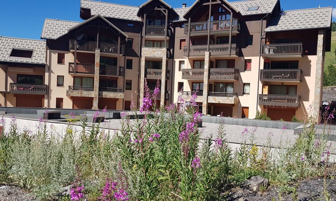 Les Claux Apartment | VARS 1900 T3 mountain 150 m from the slopes