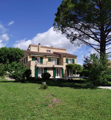 Caromb Villa | Vaste villa , piscine , garage pour vélos et motos , grand parking