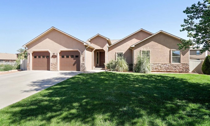 Fruita House | Velo III: BBQ, Fire Pit, and Dog Friendly