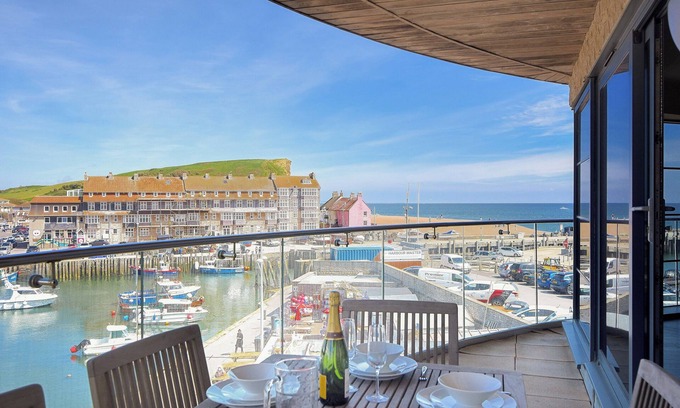 West Bay Cottage | VENEZUELA, family friendly, country holiday cottage in West Bay
