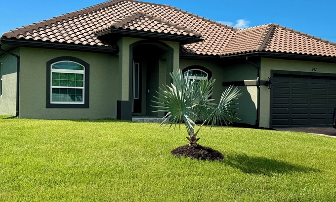 South Venice House | Venice Beach Getaway wHeated Saltwater Screened Pool and Lanai