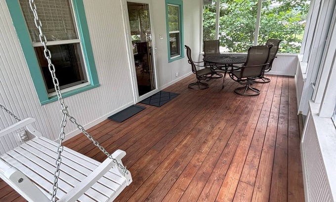 Decorah House | Veranda House Decorah - King Bed, Sauna, sleeps 6