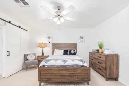 Maryvale House | Vernon House - Stunning Cozy Vacation Home Near State Farm Stadium with Gym-Kitchen-Free Parking