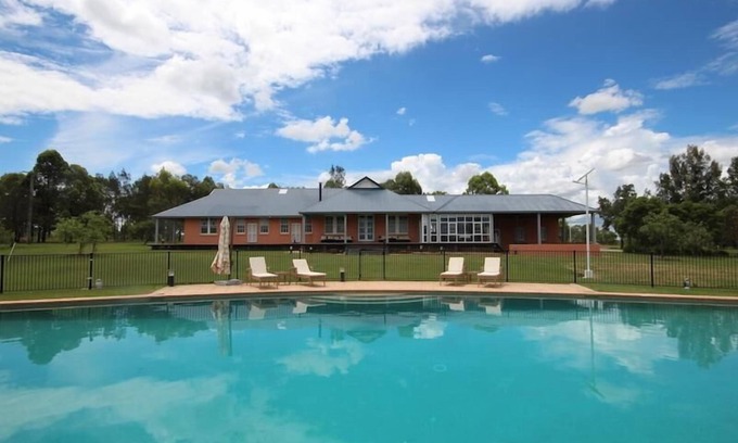 Pokolbin House | Verona House - 7 bedroom - Enormous 7 bdrm, 7 bthrm house with fabulous pool in the heart of Pokolbin!