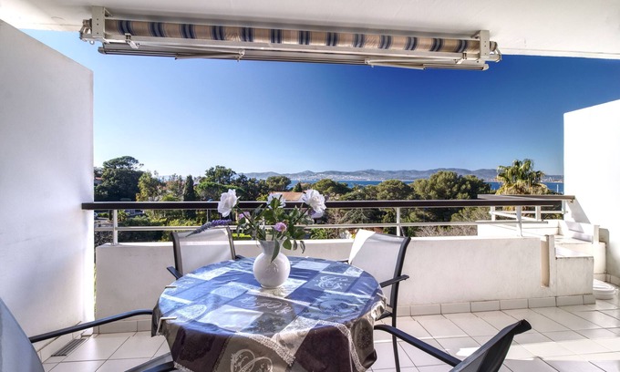 Saint-Raphael Apartment | Very nice sea view for this beautiful apartment on the last floor.