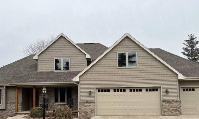 Oshkosh House | Very nice Three-bedroom Home for Rent for 2024 EAA AirVenture