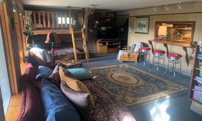 Glenwood Springs Apartment | Very Private, Close to all Glenwood attractions, Dogs welcome. 420 friendly!
