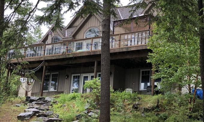 Catchacoma Cottage | Very Private Executive cottage w Spectacular Sunsets on Waterfront